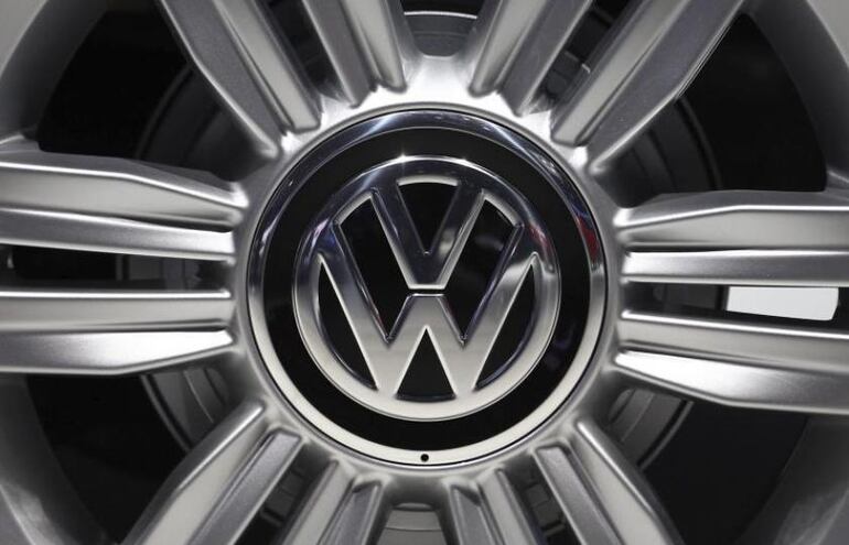 Detalle del logo de Volkswagen en una rueda. Imagen de archivo, EFE.