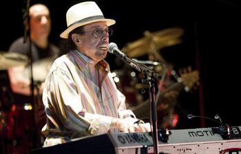 El pianista y productor musical brasileño Sérgio Mendes durante un concierto en 2011. El músico falleció hoy a los 83 años en Los Ángeles, Estados Unidos.