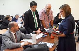 Óscar "Ñoño" Núñez y sus defensores.