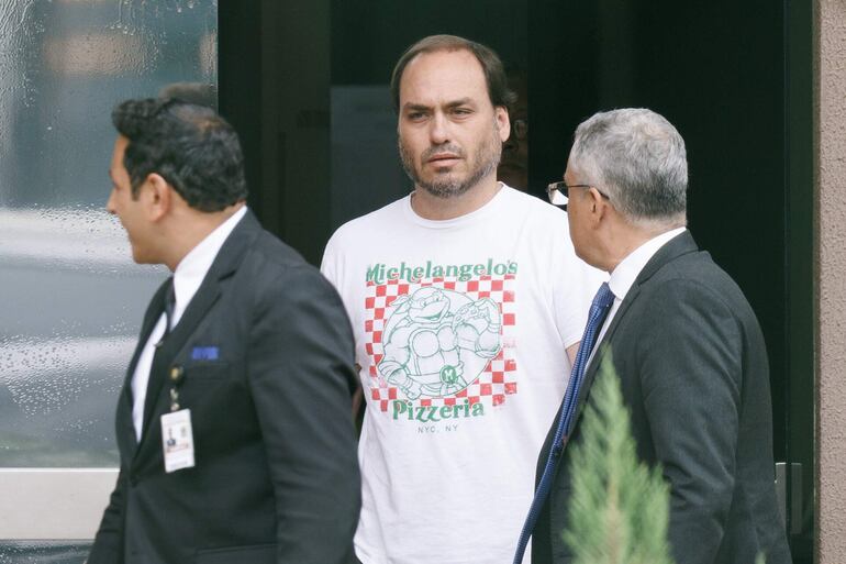 El concejal brasileño Carlos Bolsonaro, hijo del expresidente Jair Bolsonaro, llega a la Superintendencia de la Policía Federal para visitar a su padre.