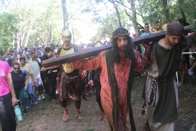 Se realizó un trayecto de 2 kilómetros hasta el Kurusu Cerro, con el acompañamiento de más de 5.000 personas.