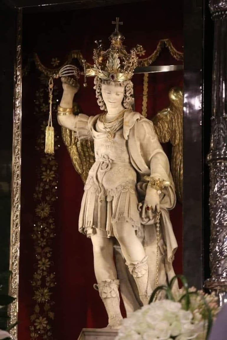 Imagen de San Miguel Arcángel sosteniendo la espada. Foto: captura de pantalla.