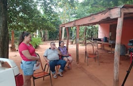 Dolly Jiménez, esposa de Almir de Brum (izq); Valmir de Brum, padre del secuestrado y su esposa, durante la conferencia convocada a 20 días del secuestro.