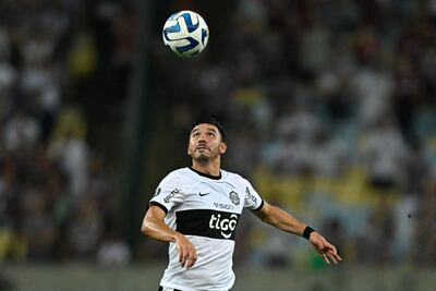El paraguayo Walter González, futbolista de Olimpia, observa el balón en el partido contra Fluminense por los cuartos de final de la Copa Libertadores 2023 en el estadio Maracaná, en Río de Janeiro, Brasil.