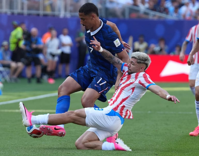Julio Enciso (d) de Paraguay disputa el balón con William Saliba de Francia este sábado, en un partido por los octavos de final del Mundial de la FIFA 2026 entre Paraguay y Francia en el estadio de Filadelfia (Estados Unidos).
