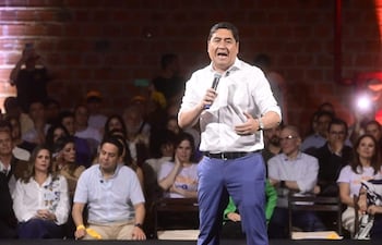 Eduardo Nakayama en el podio con micrófono, mientras Soledad Núñez y otros escuchan atentos en el auditorio de Textilia.