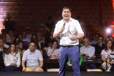Eduardo Nakayama en el podio con micrófono, mientras Soledad Núñez y otros escuchan atentos en el auditorio de Textilia.
