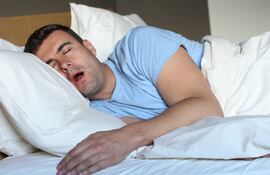 hombre durmiendo con la boca abierta