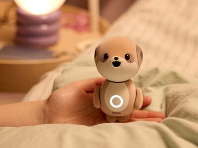 Imagen tomada de la pagina de la compañía japonesa de electrónica Sharp de su pequeño robot inspirado en una suricata que utiliza la inteligencia artificial (IA) llamado Poketomo.