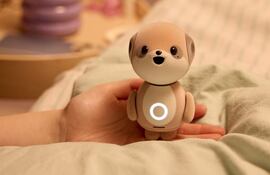 Imagen tomada de la pagina de la compañía japonesa de electrónica Sharp de su pequeño robot inspirado en una suricata que utiliza la inteligencia artificial (IA) llamado Poketomo.