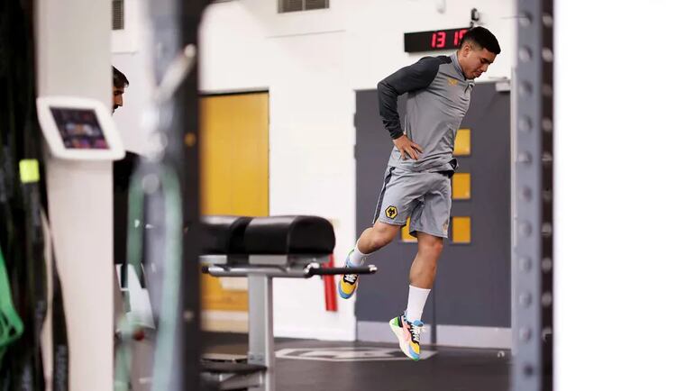 Enso González durante llegada, revisión médica y presentación como refuerzo de Wolverhampton.