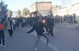Captura de video que muestra a manifestantes durante un enfrentamiento con fuerzas de seguridad iraníes en la ciudad de Fasa, el pasado miércoles.