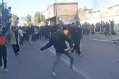 Captura de video que muestra a manifestantes durante un enfrentamiento con fuerzas de seguridad iraníes en la ciudad de Fasa, el pasado miércoles.