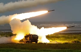 Una plataforma HIMARS dispara durante un ejercicio de entrenamiento este miércoles cerca de Taichung, Taiwán.