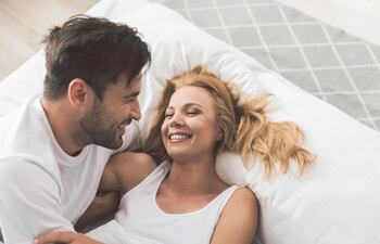 Pareja en la cama.