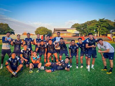 Integrantes del plantel de 2 de Mayo, en el estadio de Tacuary, tras el cierre de la preparación.