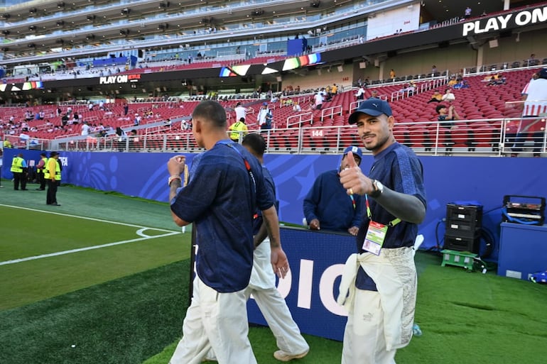 Lo jugadores de la selección paraguaya, en el terreno de juego del Levi's Stadium para hacer el reconocimiento del campo de juego.