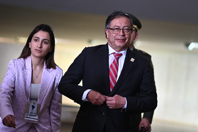 El presidente de Colombia, Gustavo Petro, junto a su jefa de Gabinete, Laura Sarabia, tras la reunión con lo presidentes de la región durante la cumbre suramericana, en Brasilia (Brasil). Petro, con tan solo diez meses en el Gobierno, enfrenta una delicada crisis que involucra en un escándalo de interceptaciones ilegales y posibles abusos de poder a dos de sus alfiles, la jefa de Gabinete, Laura Sarabia, y el embajador en Venezuela, Armando Benedetti.