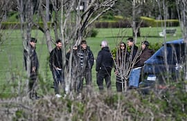 Lionel Messi (segundo desde la izquierda), su esposa Antonela Roccuzzo y familiares asisten al funeral de su padre, Jorge Messi, en el cementerio El Prado, a las afueras de Rosario, provincia de Santa Fe, Argentina.