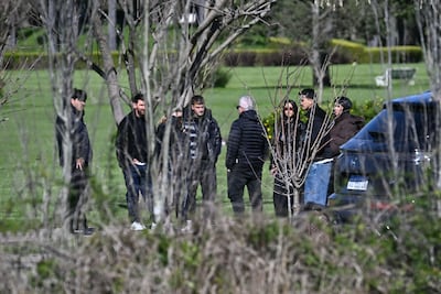 Lionel Messi (segundo desde la izquierda), su esposa Antonela Roccuzzo y familiares asisten al funeral de su padre, Jorge Messi, en el cementerio El Prado, a las afueras de Rosario, provincia de Santa Fe, Argentina.