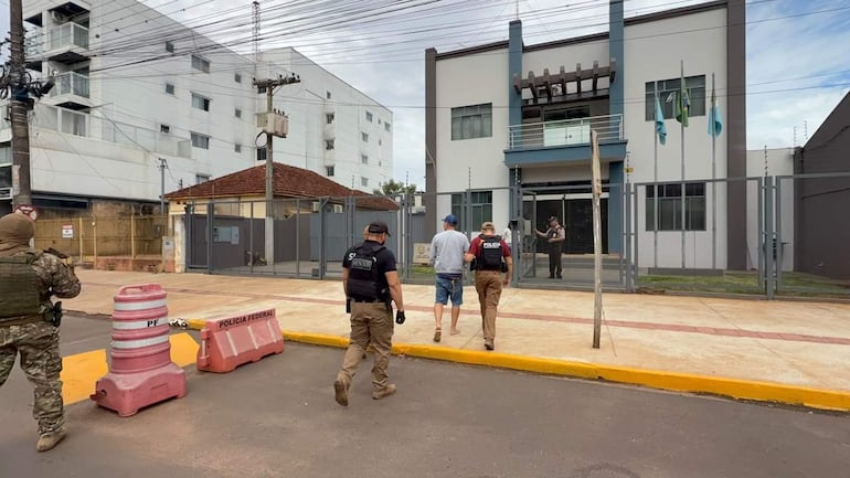 Aldair Ovelar acompañado por efectivos policiales en un procedimiento para su expulsión del país,