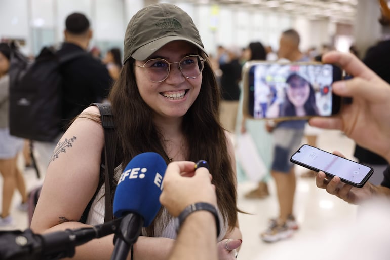 Pasajeros llegan procedentes de Italia al aeropuerto de Adolfo Suárez Barajas en Madrid, este sábado. El Gobierno español decidió restablecer este viernes los controles fronterizos con Italia después de que el Ejecutivo de este país rechazara levantar sus controles, que impone a las personas procedentes de España tras la entrada masiva de migrantes a la ciudad española de Ceuta desde Marruecos.