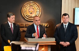 Los senadores cartistas Natalicio Chase, Basilio "Bachi" Núñez y Dionisio Amarilla.