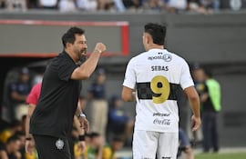 Carlos Sebastián Ferreira, futbolista de Olimpia, celebra un gol en el partido frente a Guaraní por la primera fecha del torneo Apertura 2026 del fútbol paraguayo en el estadio Defensores del Chaco, en Asunción, Paraguay.