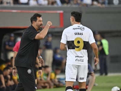 Carlos Sebastián Ferreira, futbolista de Olimpia, celebra un gol en el partido frente a Guaraní por la primera fecha del torneo Apertura 2026 del fútbol paraguayo en el estadio Defensores del Chaco, en Asunción, Paraguay.