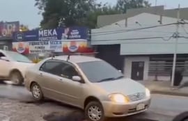 Así quedó el vehículo cuando cayó dentro del bache, sobre la avenida 4 Mojones.