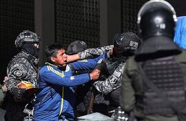 Un minero se enfrenta con la Policía de Bolivia durante una marcha para exigir al Gobierno atención a sus demandas, en La Paz (Bolivia).