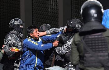 Un minero se enfrenta con la Policía de Bolivia durante una marcha para exigir al Gobierno atención a sus demandas, en La Paz (Bolivia).
