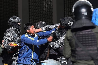 Un minero se enfrenta con la Policía de Bolivia durante una marcha para exigir al Gobierno atención a sus demandas, en La Paz (Bolivia).