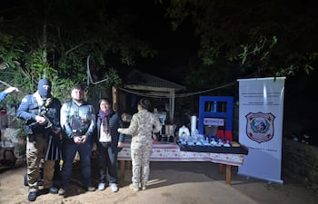 Nancy Elizabeth Vázquez Bogado y su hijo Carlos Abdul López Vázquez, detenidos junto con las evidencias que fueron encontradas en las casa.