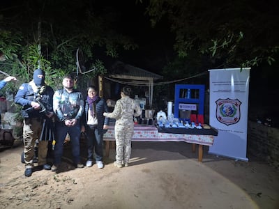 Nancy Elizabeth Vázquez Bogado y su hijo Carlos Abdul López Vázquez, detenidos junto con las evidencias que fueron encontradas en las casa.