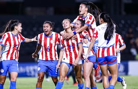 Claudia Martínez recibe las felicitaciones de sus compañeras tras anotar el tanto del triunfo albirrojo ante Uruguay.