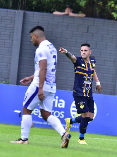 Alex Álvarez festeja el primer gol de Trinidene, el que abrió el camino para una gran victoria jugando en casa, donde es muy fuerte.