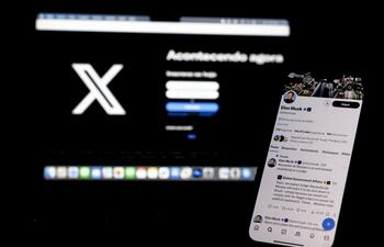 Fotografía de un dispositivo móvil con la red social X. Un juez de la Corte Suprema de Brasil solicitó este jueves que un recurso contra la suspensión de la red social X en el país sea juzgado por el pleno del tribunal, según informaron fuentes oficiales.