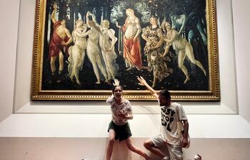 Activistas pegan con cola sus manos al vidrio de la Primavera de Botticelli en la Galería de los Uffizi en Florencia, julio de 2022 (Foto: Laura Lezza/Getty Images).