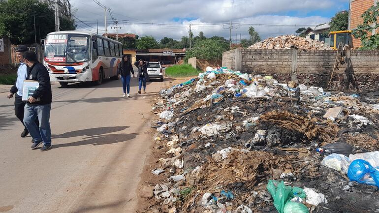 Improvisado vertedero de basura en el barrio Salinas de Ñemby. Algunos vecinos queman sus desechos en el lugar y se genera un malesrar entre los propios lugareños.