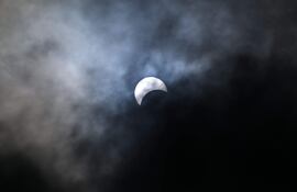 La mayoría quiso estar en el Zoológico en el momento del eclipse porque este es el sitio en el que el fenómeno se pudo ver con mayor duración. En total, los visitantes pudieron contemplarlo durante 4 minutos. (Photo by ANGELA WEISS / AFP)