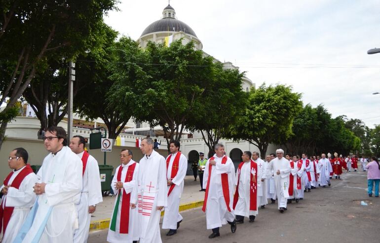 Peregrinación de sacerdotes al santuario de Caacupé. Los consagrados se forman y se sostienen gracias al aportes de los fieles.