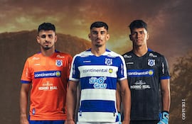 Las nuevas indumentaria del Sportivo 2 de Mayo, presentadas por el delantero Rodrigo Ruiz Díaz, el mediocampista Esteban Maidana y el portero Ángel Martínez.