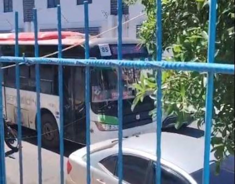 Directora de colegio de Asunción denuncia peligro por bus que pasa frente a institución