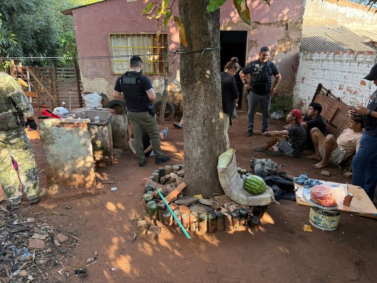 Agentes de la Senad y la Fiscalía ejecutaron tres allanamientos simultáneos ayer en Areguá para detener a cinco personas vinculadas al Clan Rotela.