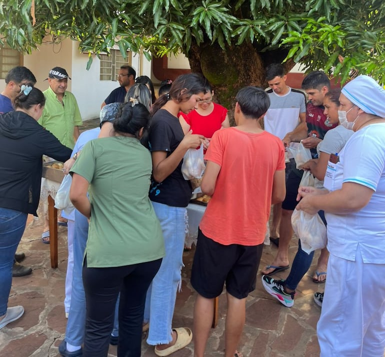 Familiares de pacientes y trabajdores de blanco recibiendo los donativos.