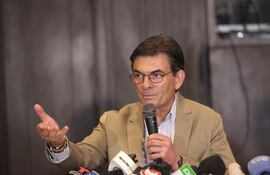 El candidato ganador de la segunda vuelta de las elecciones presidenciales Rodrigo Paz, habla en su primera rueda de prensa, en La Paz (Bolivia).