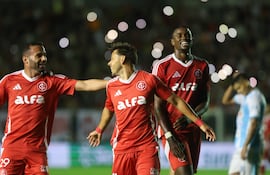 El paraguayo Óscar Romero (c), futbolista de Internacional de Porto Alegre, celebra un gol en el partido frente a Maracaná por la tercera ronda de la Copa de Brasil 2025.