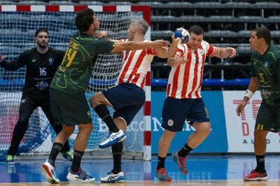 Alexander Mendoza intenta ensayar un disparo a la portería brasileña. Paraguay perdió 57-22.