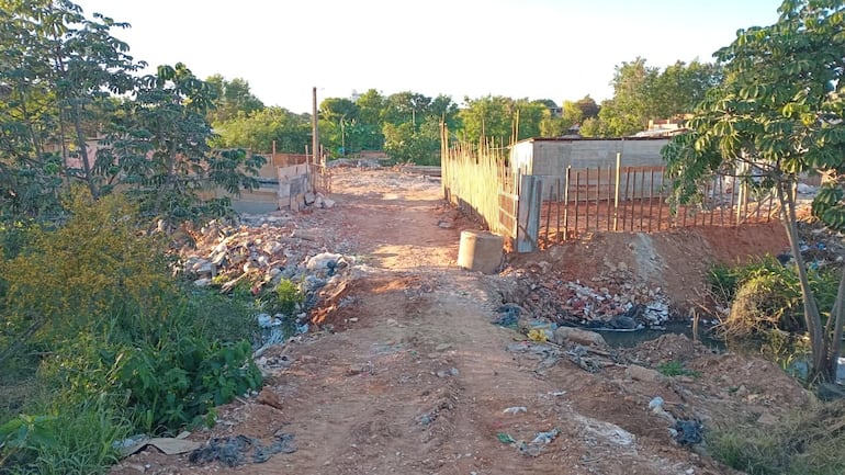 La Municipalidad de Asunción inició los trabajos de recuperación del riacho Caracará y anunció que van a liberar ocupaciones irregulares.